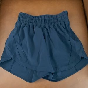 Lululemon Women’s Track That MR Lined Short 5”, size 4, color navy